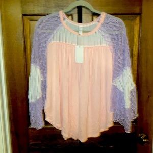 🌸 NWT L LOVE BOHO BELL SLEEVE TOP W/ a Patch like design Size Small